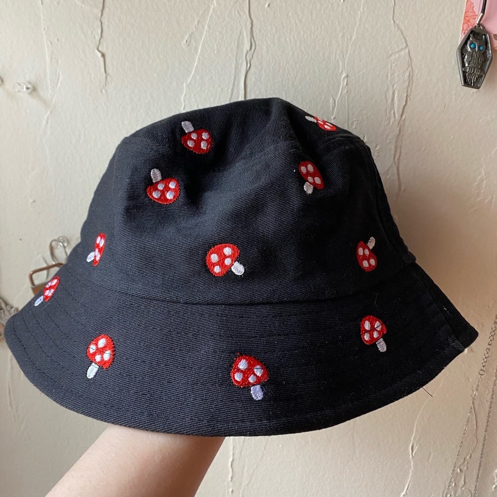 Mushroom bucket hat black and red with polkadots